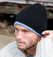 cappellino con contrasto sul bordo